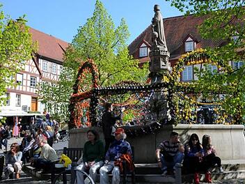 Auf dem Marktplatz ist der Regiomontanus-Brunnen österlich geschmückt.  Foto: Gerold Snater/Archiv