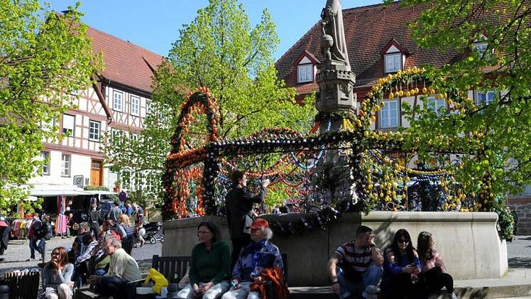 Auf dem Marktplatz ist der Regiomontanus-Brunnen österlich geschmückt.  Foto: Gerold Snater/Archiv