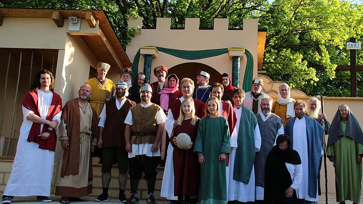 In Gemünda laufen die Proben für die dritten Passionsspiele auf Hochtouren. Bei dem anspruchsvollen Stück "Ich bin der Weg" von Martin Bernard stehen die Jünger im Mittelpunkt. Bis zur Premiere am 12. Juni sollen nicht nur die Kostüme, sondern auch jede Zeile und Geste sitzen. Foto: Bettina Knauth