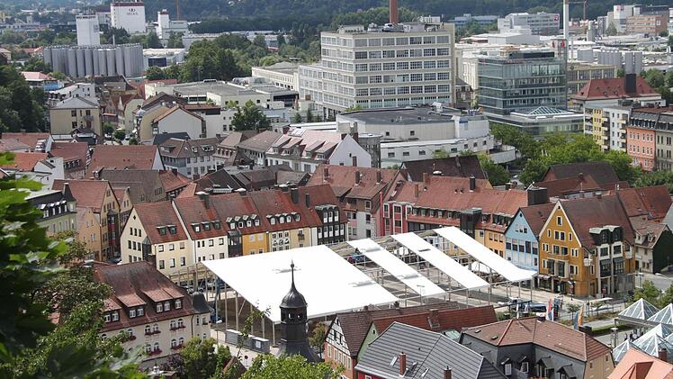 Hier wächst zusammen, was zusammengehört: Auf dem Zentralparkplatz hat der Bierzelt-Aufbau begonnen. Foto: Stephan Tiroch