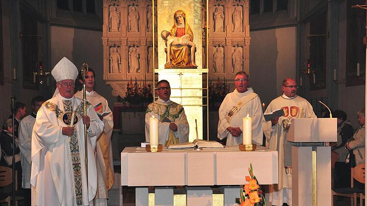 Bischof Friedhelm Hofmann feierte mit Kaplan Michael Schmitt, Pfarrer Stephan Eschenbacher, Diakon Manfred Griebel und Pfarrer Joachim Bayer (von links) den Jubiläumsgottesdienst anlässlich des 550-jährigen Bestehens der Ritterkapelle. Fotos: Ulrike Langer