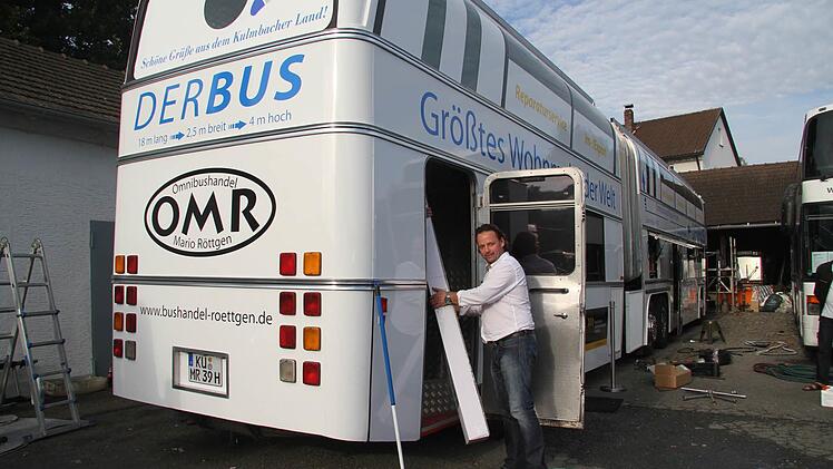 Auch das größte Wohnmobil der Welt gehört Mario Röttgen. Mit dem Koloss ist er oft auf Messen präsent.