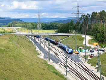Schotterarbeiten im ICE-Überholbahnhof Bausenberg. Hier sollen Güterzüge stoppen, um die schnelleren ICE vorbei zu lassen. Doch Michael Resch von den Eisenbahnfreunden Coburg hält es für denkbar, hier einen Haltepunkt für Coburg einzurichten. Die Aufnahme entstand unweit der Ortsverbindungsstraße Rögen - Neershof. Über die vordere Brücke führt eine Flurbereinigungsstraße, im Hintergrund ist die Brücke der Ortsverbindungsstraße nach Waldsachsen zu erkennen.  Foto: Michael Resch