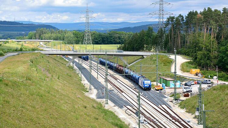 Schotterarbeiten im ICE-Überholbahnhof Bausenberg. Hier sollen Güterzüge stoppen, um die schnelleren ICE vorbei zu lassen. Doch Michael Resch von den Eisenbahnfreunden Coburg hält es für denkbar, hier einen Haltepunkt für Coburg einzurichten. Die Aufnahme entstand unweit der Ortsverbindungsstraße Rögen - Neershof. Über die vordere Brücke führt eine Flurbereinigungsstraße, im Hintergrund ist die Brücke der Ortsverbindungsstraße nach Waldsachsen zu erkennen.  Foto: Michael Resch
