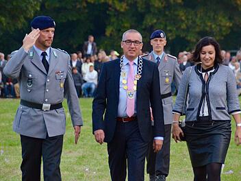 Das Abschreiten der Front übernahmen neben Oberstleutnant Simon Leidner, dem Kommandeur des OA-Bataillons, der zweite Bürgermeister Andreas Sandwall sowie die Bundestagsabgeordnete Dorothee Bär. Foto: Kathrin Kupka-Hahn