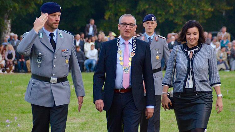 Das Abschreiten der Front übernahmen neben Oberstleutnant Simon Leidner, dem Kommandeur des OA-Bataillons, der zweite Bürgermeister Andreas Sandwall sowie die Bundestagsabgeordnete Dorothee Bär. Foto: Kathrin Kupka-Hahn