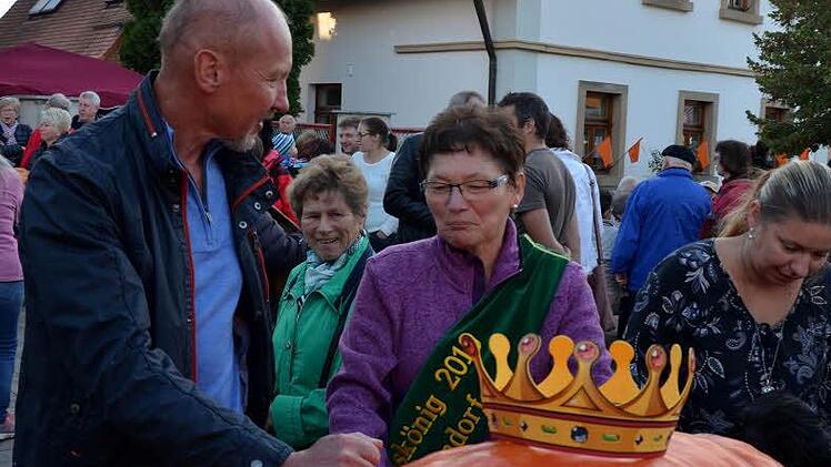Anneliese Schlund ist die neue Kürbiskönigin: Ihr Exemplar bringt 260 Kilo auf die Waage. Foto: Andrea Spörlein