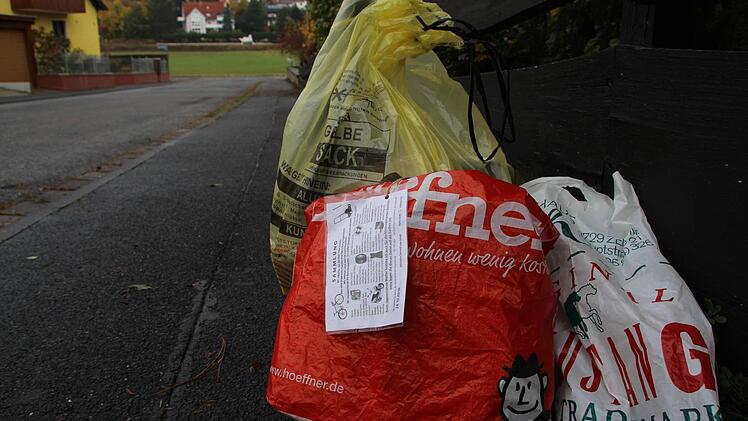 Drei gefüllte Plastiktüten und ein ausrangiertes Fahrrad war so ziemlich alles, was in Etzelskirchen für die Sammlung bereit lag. Foto: Andreas Dorsch