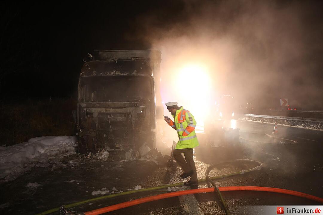 Brennender Lastwagen blockiert Autobahn - A9 beidseitig aufgrund Rauchentwicklung gesperrt