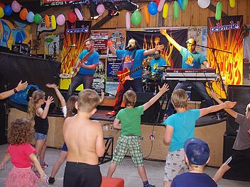 Die Kinder-Kultrockband "Pelemele" riss die Kids in der "Struwwel"-Scheune von den Sitzen. Foto: Heike Schülein