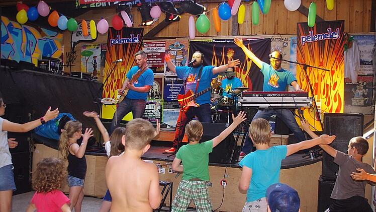 Die Kinder-Kultrockband "Pelemele" riss die Kids in der "Struwwel"-Scheune von den Sitzen. Foto: Heike Schülein