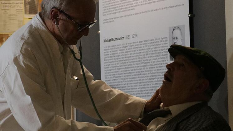 Tegtmeier (Knud Espig) muss sich vom Arzt (Günther Ott) untersuchen lassen. Foto: Klaus Klaschka