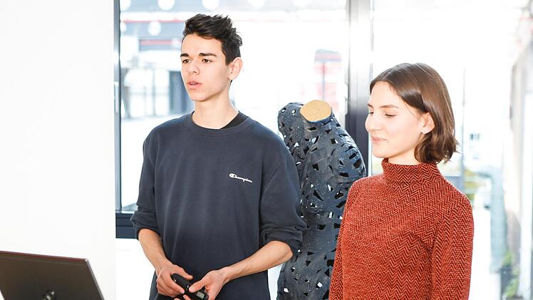 Die Bamberger Gymnasiasten Wiebke Reinhardt und Manush Mirzai beeindruckten die Teilnehmer mit ihrem selbstentwickelten Nachhilfeprogramm für geflüchtete Jugendliche. Foto: Matthias Hoch