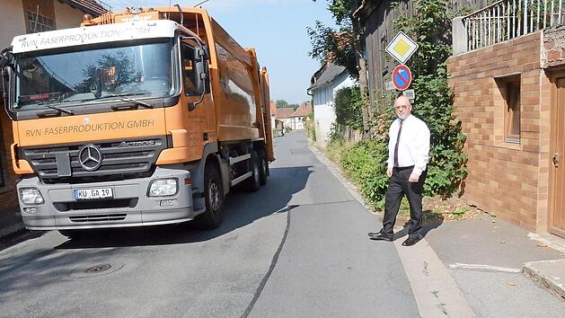 Einig sind sich alle, dass diese Engstelle der KC 5 in Hummendorf erweitert werden muss. Bürgermeister Egon Herrmann demonstriert hier, wie gefährlich es für Fußgänger ist. Er ist guter Dinge, dass der Gebäudetrakt rechts abgerissen werden kann.  Foto: Karl-Heinz Hofmann