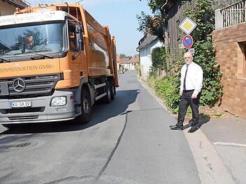 Einig sind sich alle, dass diese Engstelle der KC 5 in Hummendorf erweitert werden muss. Bürgermeister Egon Herrmann demonstriert hier, wie gefährlich es für Fußgänger ist. Er ist guter Dinge, dass der Gebäudetrakt rechts abgerissen werden kann.  Foto: Karl-Heinz Hofmann