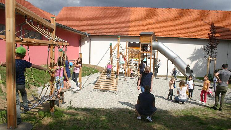 An der großen Kletter- und Rutschanlage konnten sich die Kinder richtig austoben. Foto: Martin Rebhan
