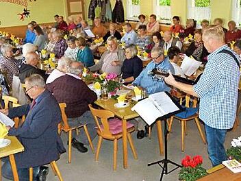 Volker Matysiak unterhielt die Untersteinacher Senioren mit seiner Gitarre bestens. Foto: Werner Oetter