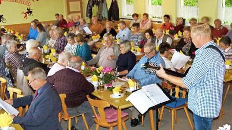 Volker Matysiak unterhielt die Untersteinacher Senioren mit seiner Gitarre bestens. Foto: Werner Oetter