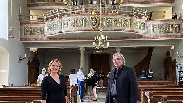 Yvonne Düring und Peter Rottmann vor der Orgel.