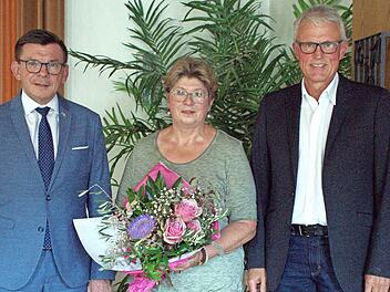 Verbandsvorsitzender Armin Warmuth (links) und Geschäftsführer Burkhard Oschmann verabschieden Sieglinde Bürger mit vielen lobenden Worten in den Ruhestand.