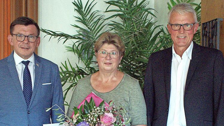 Verbandsvorsitzender Armin Warmuth (links) und Geschäftsführer Burkhard Oschmann verabschieden Sieglinde Bürger mit vielen lobenden Worten in den Ruhestand.