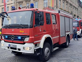 Feuerwehreinsatz in Bamberger Innenstadt: Mitarbeiterin muss aus Kaufhaus-Aufzug gerettet werden