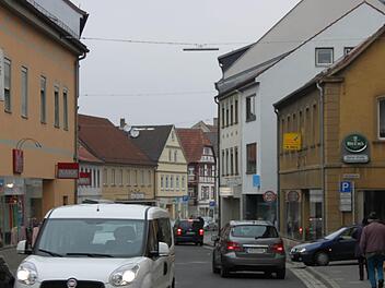 Autos zwängen sich durch die Bahnhofstraße. Foto: Markus Reeh