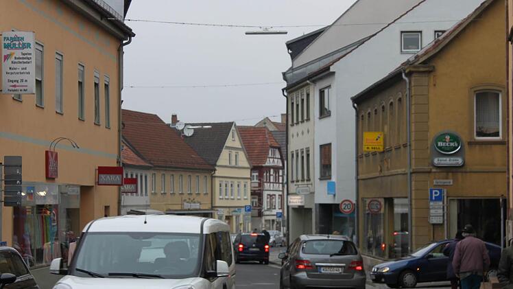 Autos zwängen sich durch die Bahnhofstraße. Foto: Markus Reeh