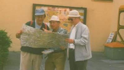 Erwin Riedmüller (rechts) mit Wanderkollegen. Foto: privat