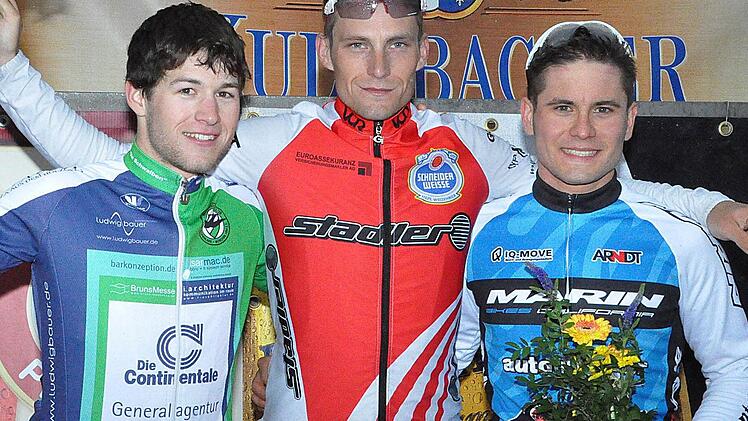 Sebastian Wagner (3.), Martin Bubal (1.) und Benjamin Korndörfer (2./von links) standen nach dem Hauptrennen der Amateure A, B und C auf dem Treppchen.