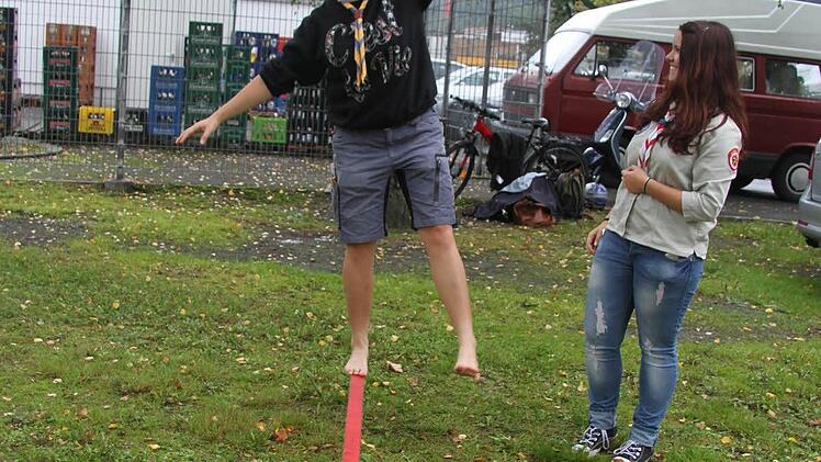 Vera Pohl probiert den Balanceakt auf der Slakline - gar nicht so einfach. Foto: Sonja Adam