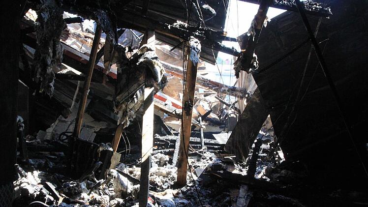 Ein Blick ins Innere der abgebrannten Halle