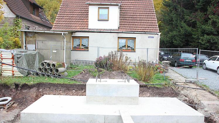 ... und fast so groß wie das Haus dahinter. Auf jeden Fall ist die Stahlbetonmasse schwerer wie das Häuschen.