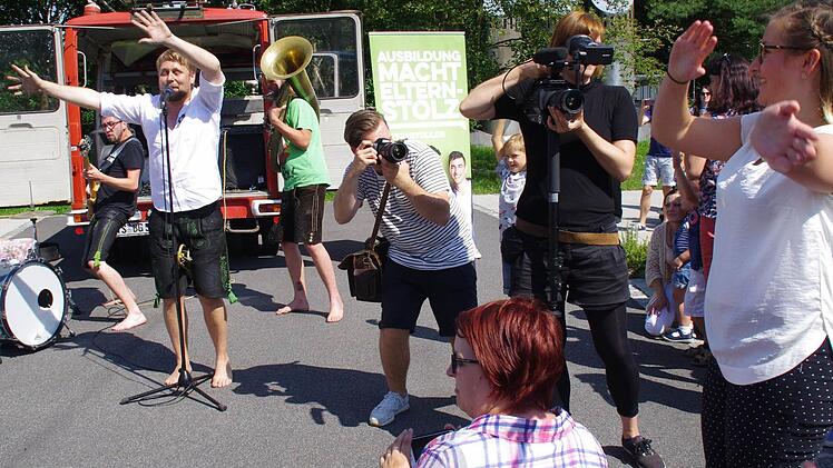 Debora Wrobel (r.) wurde mit dem Bandwagen bei der Sparkasse abgeliefert, wo eine große Party mit den Kollegen und Familien auf sie wartete. Foto: Marco Meißner