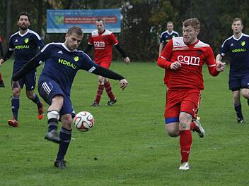 Der Michelfelder Simon Schwendner (l.) klärt in dieser Szene vor dem Hiltpoltsteiner Daniel Friedrich. Das Topspiel der Kreisklasse 3 blieb spielerisch aber viel schuldig und endete mit einem 1:1-Unentschieden. Fotos: Uwe Kellner