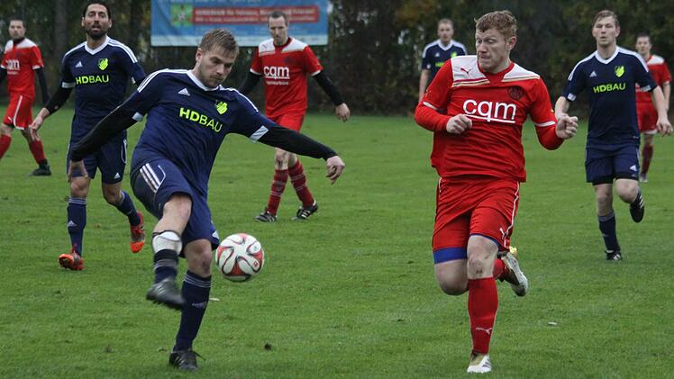 Der Michelfelder Simon Schwendner (l.) klärt in dieser Szene vor dem Hiltpoltsteiner Daniel Friedrich. Das Topspiel der Kreisklasse 3 blieb spielerisch aber viel schuldig und endete mit einem 1:1-Unentschieden. Fotos: Uwe Kellner