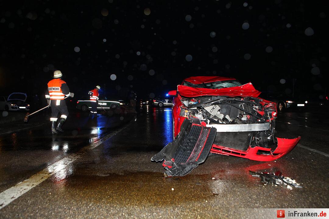 Auto erfasst Pferd und Reiterin