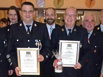 Für seinen 40-jährigen Feuerwehrdienst bei der Wehr Ludwigschorgast wurde Vorsitzender Alfred Schreier mit dem Staatlichen Ehrenzeichen in Gold ausgezeichnet. Für 25 Jahre Dienstzeit erhielt Kommandant Stefan Braunersreuther das Ehrenzeichen in Silber. Unser Bild zeigt (von links) Ehrenkreisbrandmeister Karl Schott, Kreisbrandmeisterin Daniela Wagner, Stefan Braunersreuther, stellvertretenden Landrat Jörg Kunstmann, Alfred Schreier, stellvertretender Vorsitzender Ottmar Neff, Kreisbrandinspek...