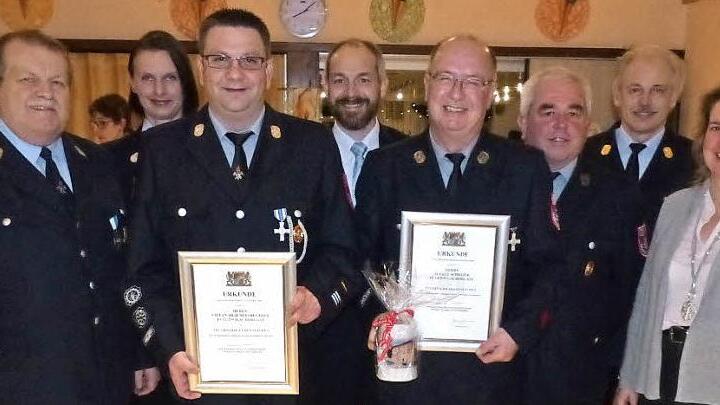 Für seinen 40-jährigen Feuerwehrdienst bei der Wehr Ludwigschorgast wurde Vorsitzender Alfred Schreier mit dem Staatlichen Ehrenzeichen in Gold ausgezeichnet. Für 25 Jahre Dienstzeit erhielt Kommandant Stefan Braunersreuther das Ehrenzeichen in Silber. Unser Bild zeigt (von links) Ehrenkreisbrandmeister Karl Schott, Kreisbrandmeisterin Daniela Wagner, Stefan Braunersreuther, stellvertretenden Landrat Jörg Kunstmann, Alfred Schreier, stellvertretender Vorsitzender Ottmar Neff, Kreisbrandinspek...