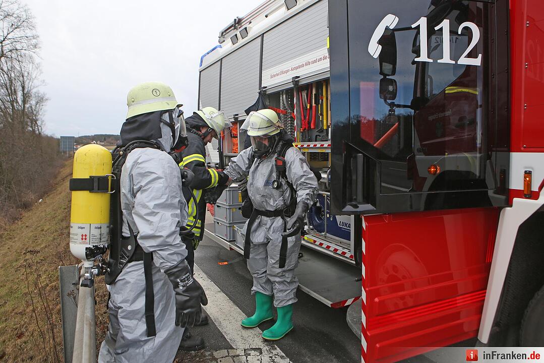 Chemie-Alarm auf der A3 - Feuerwehr sichert Gefahrgut