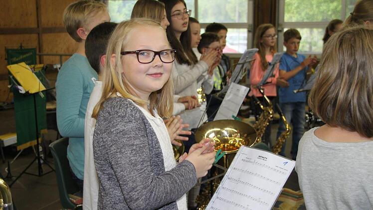 "Die Blechwürmchen" applaudieren den Großen beim Einzugsmarsch. Foto: Stephan Tiroch