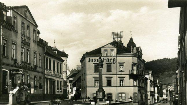 Treffpunkt der Jugend: Auf der Mauer am Marktplatz trafen sich früher die jungen Leute. Repro: Archiv Matthias Dittmayer