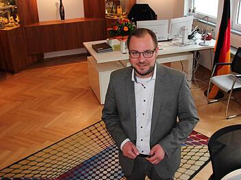 Sebastian Straubel in seinem Büro im Coburger LandratsamtFoto: Oliver Schmidt