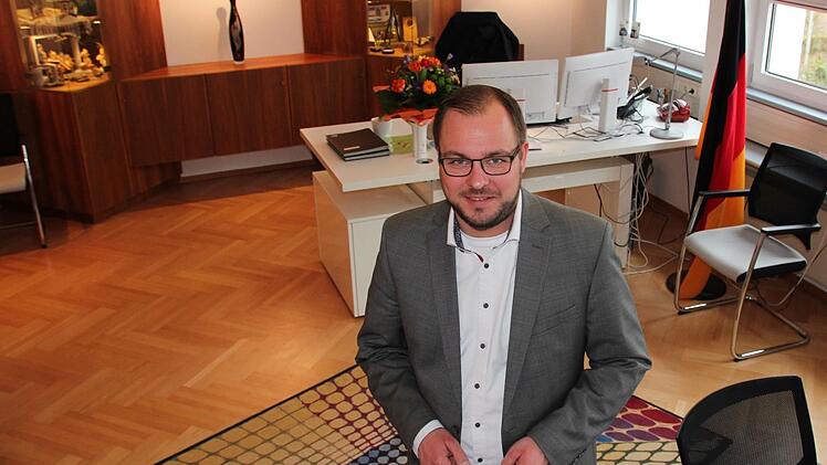 Sebastian Straubel in seinem Büro im Coburger LandratsamtFoto: Oliver Schmidt