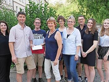 Andrea Weisath und Volker Pöhlmann von der Dorfmusik Rugendorf (von links) überreichten der Musikschule eine Spende.  Foto: privat
