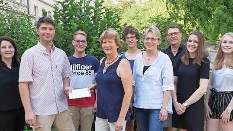Andrea Weisath und Volker Pöhlmann von der Dorfmusik Rugendorf (von links) überreichten der Musikschule eine Spende.  Foto: privat