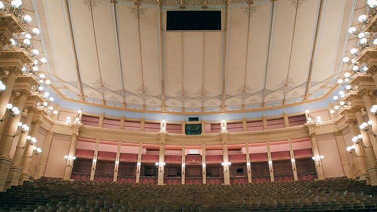 Der Saal im Festspielhaus Bayreuth: Anders als in klassischen Opernh&auml;usern gibt es weder Logen noch Rang-Trib&uuml;nen, sodass im Publikum alle ungef&auml;hr gleich gute Sicht haben.