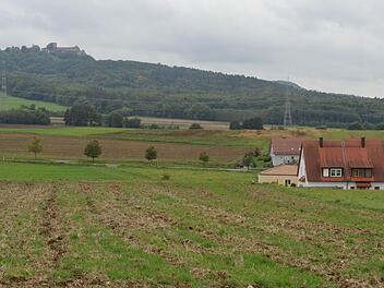 In diesem Bereich soll das neue Baugebiet entlang der Demmelsdorfer Straße (Bildmitte) entstehen. Foto: Ronald Rinklef
