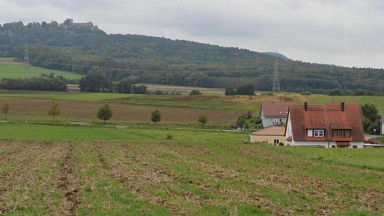 In diesem Bereich soll das neue Baugebiet entlang der Demmelsdorfer Straße (Bildmitte) entstehen. Foto: Ronald Rinklef