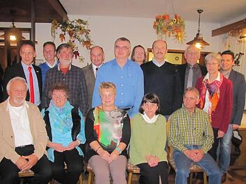 Diese Mitglieder sind den Vorläufergewerkschaften der Vereinten Dienstleistungsgewerkschaft Verdi in den Jahren 1965 und 1975 beigetreten. Insgesamt wurden 30 Personen für ihre Treue zur Gewerkschaft ausgezeichnet. Foto: Martin Koch